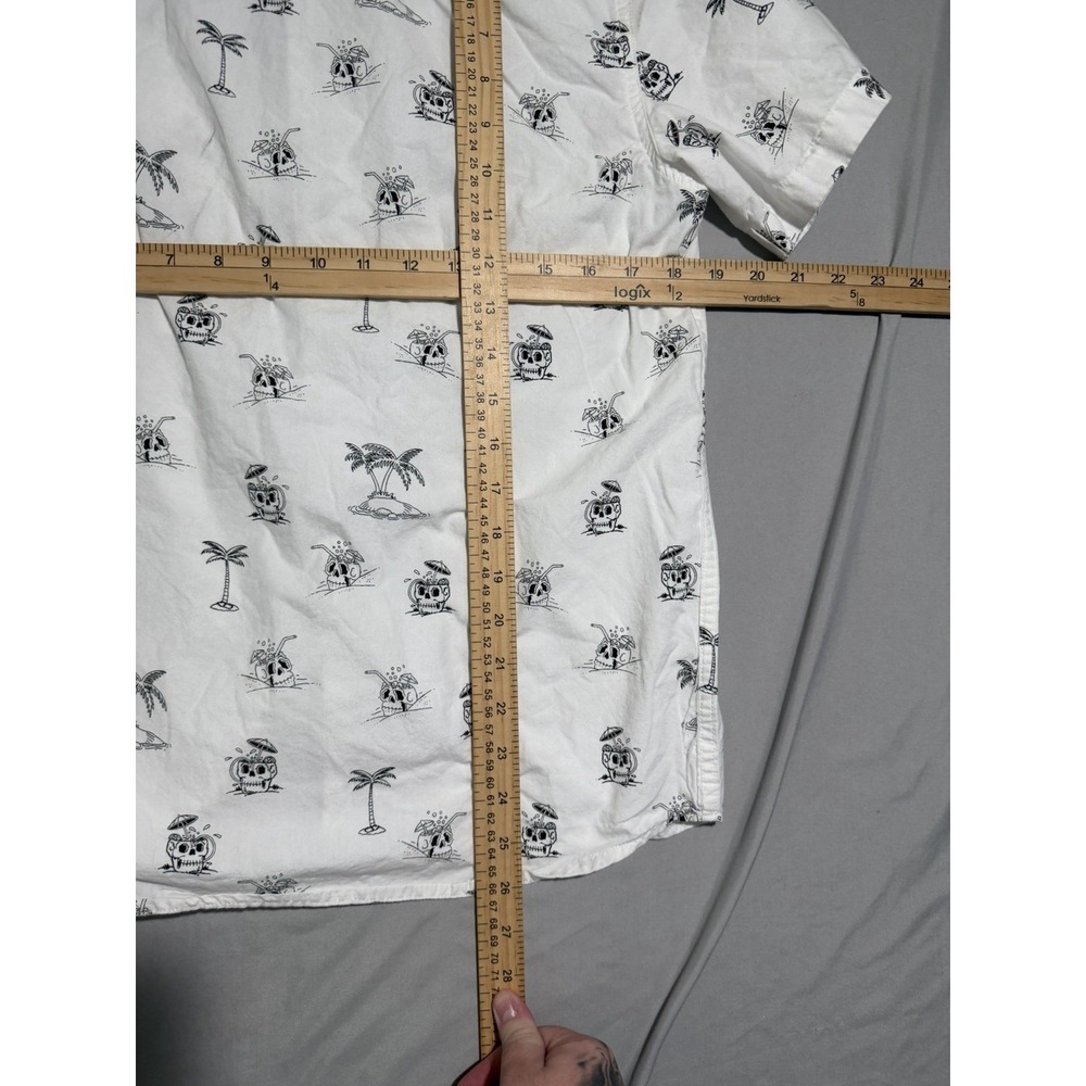 Eighty Eight brand white ss button up dress shirt, skull beach aop, men's small - Picture 6 of 6